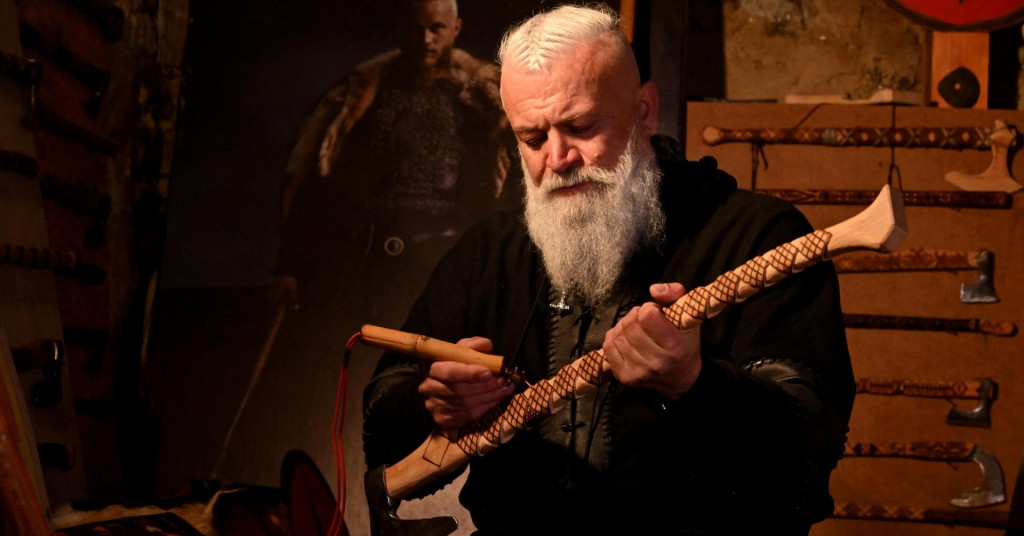Đam mê văn hóa Viking, người đàn ông tự vác rìu kiếm sống