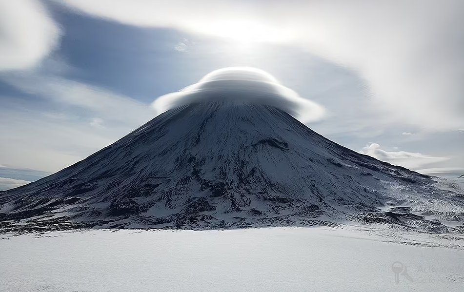 Ngất ngây với loạt ảnh đẹp mê hồn chụp bằng điện thoại: Đám mây 'UFO' che phủ núi lửa, cầu vồng trên sa mạc