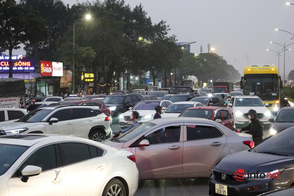 Hanoi’s Le Quang Dao Street was congested for an hour… because the roundabout didn’t have a red light