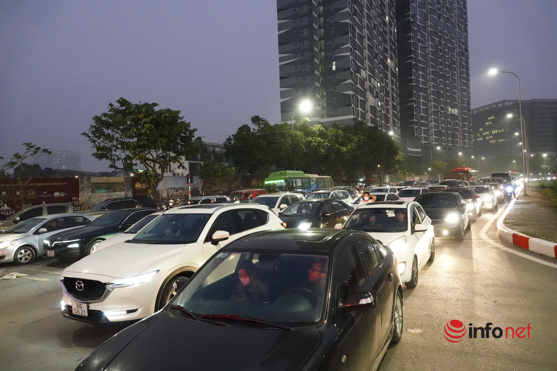 Hà Nội: Đường Lê Quang Đạo ùn tắc cả giờ đồng hồ... vì bùng binh không có đèn đỏ