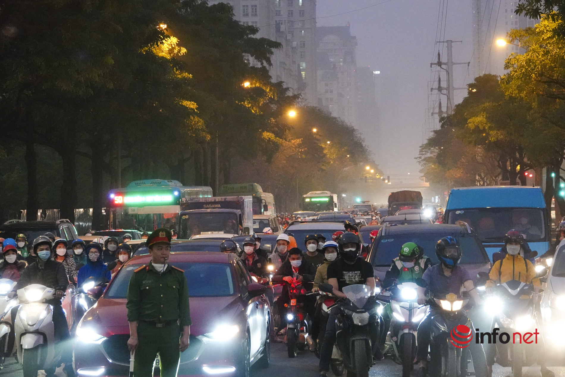 Hà Nội: Đường Lê Quang Đạo ùn tắc cả giờ đồng hồ... vì bùng binh không có đèn đỏ