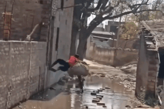 Chàng trai dắt xe đạp vượt qua con đường ngập nước kiểu 'người nhện' khiến dân mạng trầm trồ