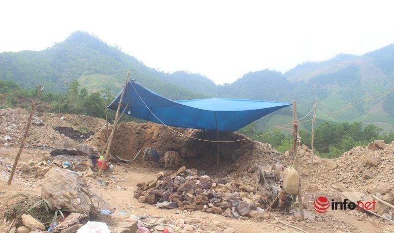 Xâm nhập 'đại công trường' vàng tặc ở Bồng Miêu ngày 'chờ đóng cửa mỏ'