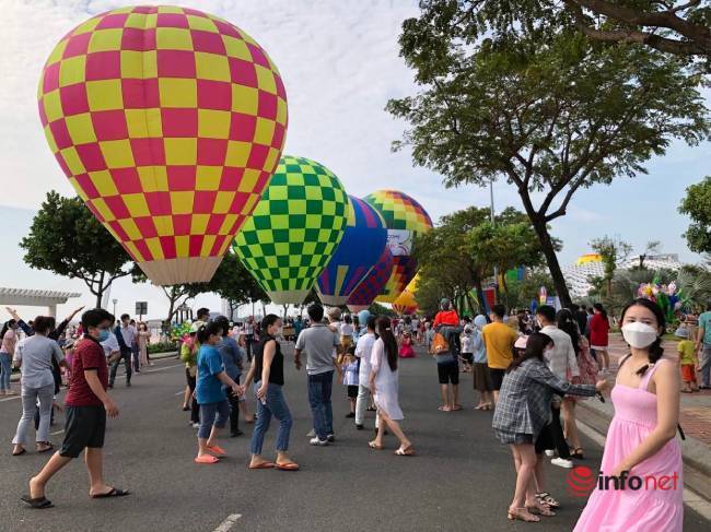 Khinh khí cầu rực rỡ xuất hiện bên sông Hàn, hàng nghìn người dân đến xem