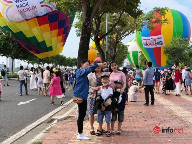 Khinh khí cầu rực rỡ xuất hiện bên sông Hàn, hàng nghìn người dân đến xem