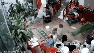 A panoramic camera angle appeared to reveal the wife’s reaction when her husband threw a tray of rice at her in front of her 3 children.