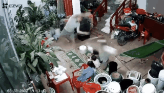 A panoramic camera angle appeared to reveal the wife's reaction when her husband threw a tray of rice at her in front of her 3 children.
