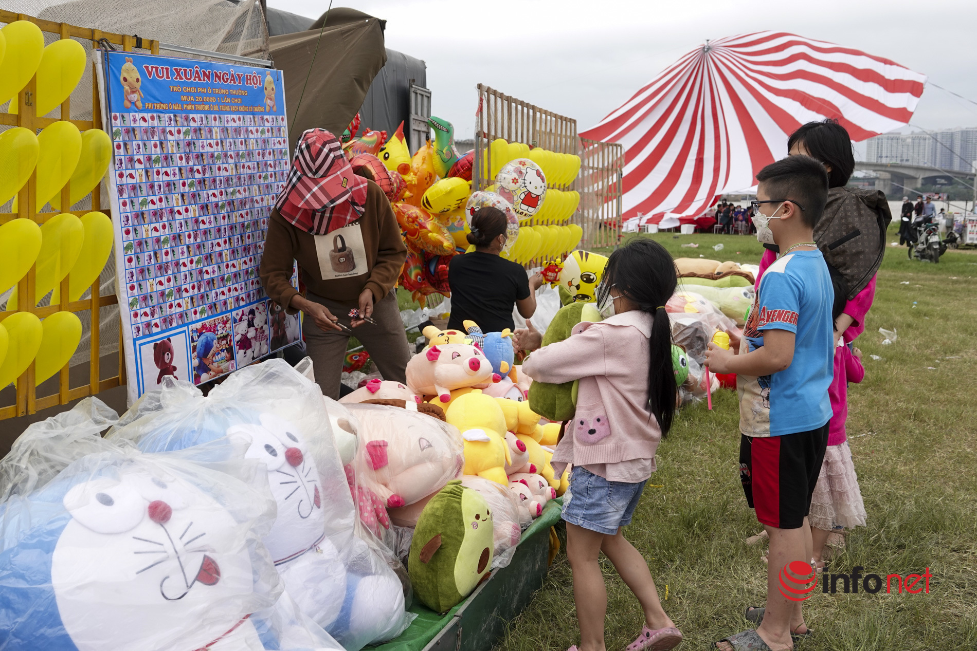 Hà Nội: Hàng nghìn người chen chân xếp hàng chờ bay khinh khí cầu bất ngờ ra về vì hụt hẫng