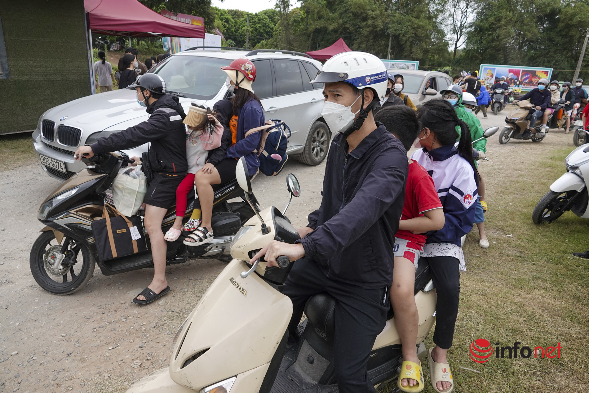 Hà Nội: Hàng nghìn người chen chân xếp hàng chờ bay khinh khí cầu bất ngờ ra về vì hụt hẫng