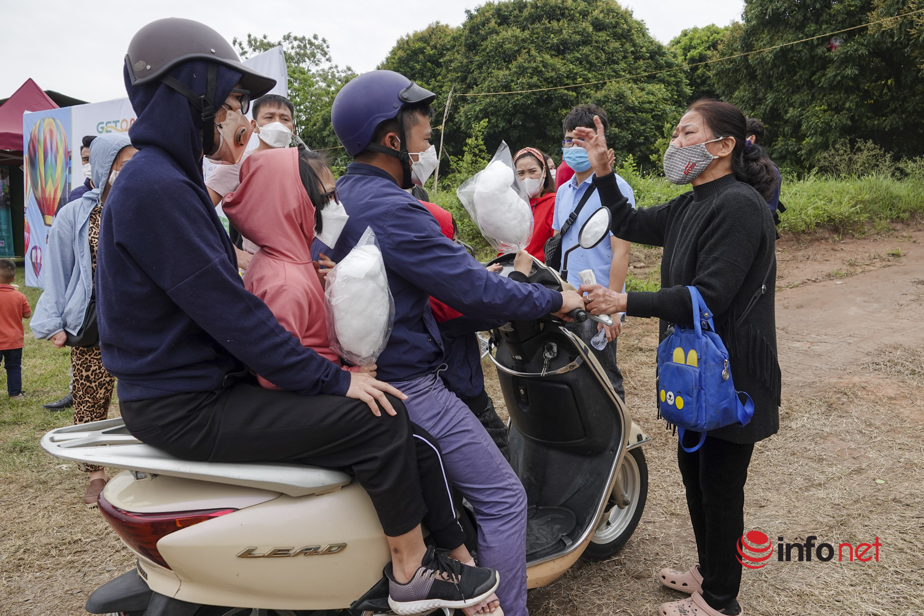 Hà Nội: Không được xem khinh khí cầu, nhiều người vẫn bị thu 50.000 đồng nếu muốn vào bãi sông Hồng chơi