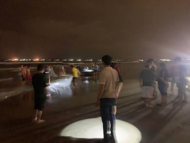 Night bathing in Da Nang, a tourist was swept away by the waves