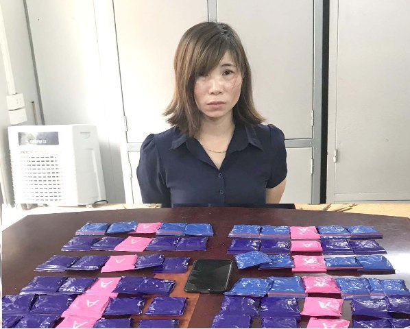 Bringing more than 10,000 synthetic drugs from Laos to Vietnam, the female monster was caught on the highway
