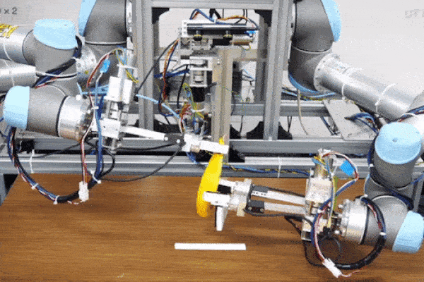 Robot cắt chuối siêu đẳng, bỏ đúng phần vỏ không làm nát bên trong