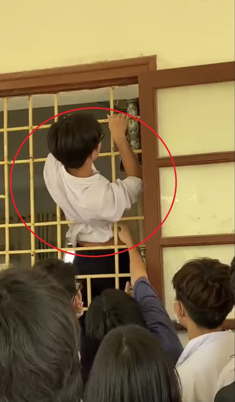 Finding a way to enter the locked classroom, the male student had a 'superior' treatment that made everyone give up!
