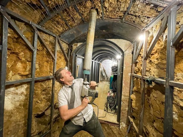 YouTuber đào đường hầm 'khủng' từ nhà tới kho chỉ để tránh… mưa