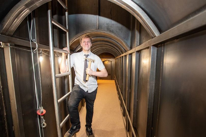 YouTuber đào đường hầm 'khủng' từ nhà tới kho chỉ để tránh… mưa