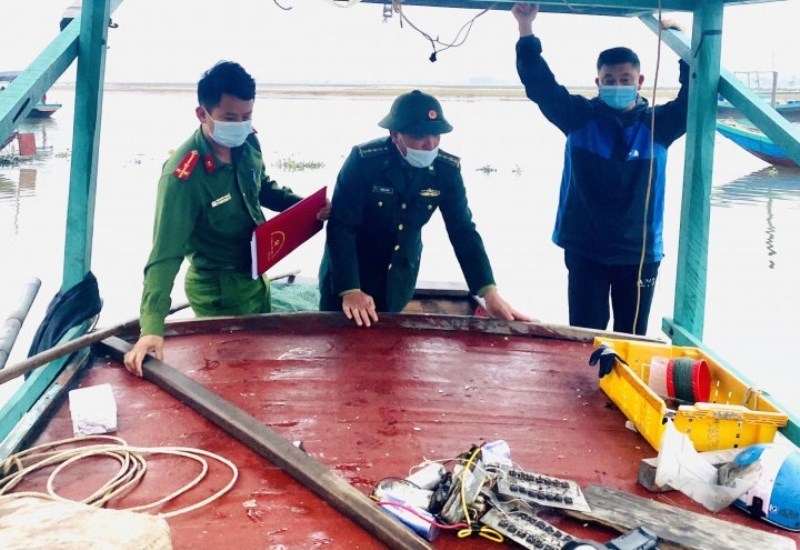 Hà Tĩnh: Dùng kích điện đánh bắt thủy sản, bị phạt 16 triệu đồng