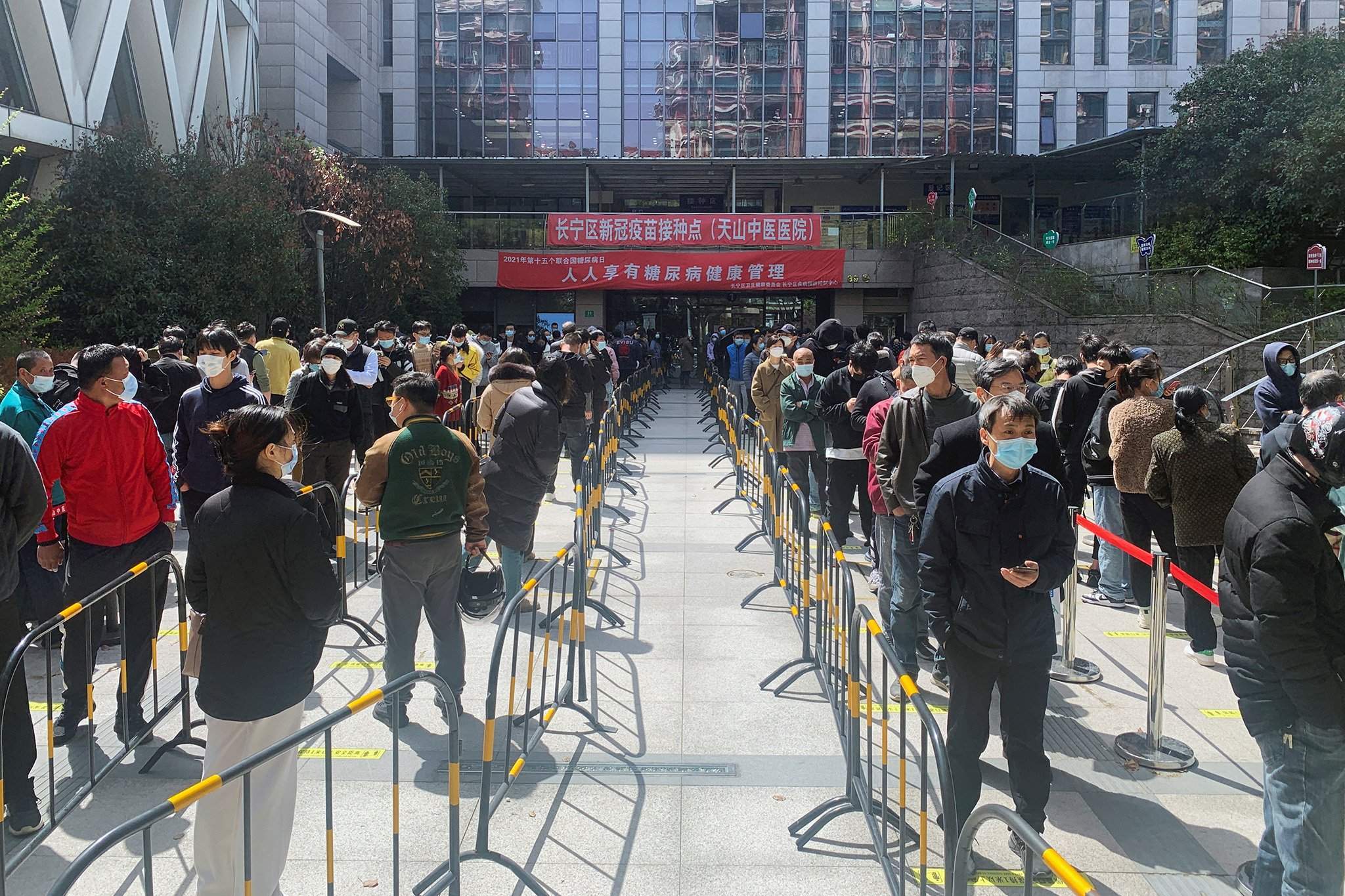 Những hình ảnh mới nhất ở Thượng Hải ‘thiết quân luật’ vì Covid-19