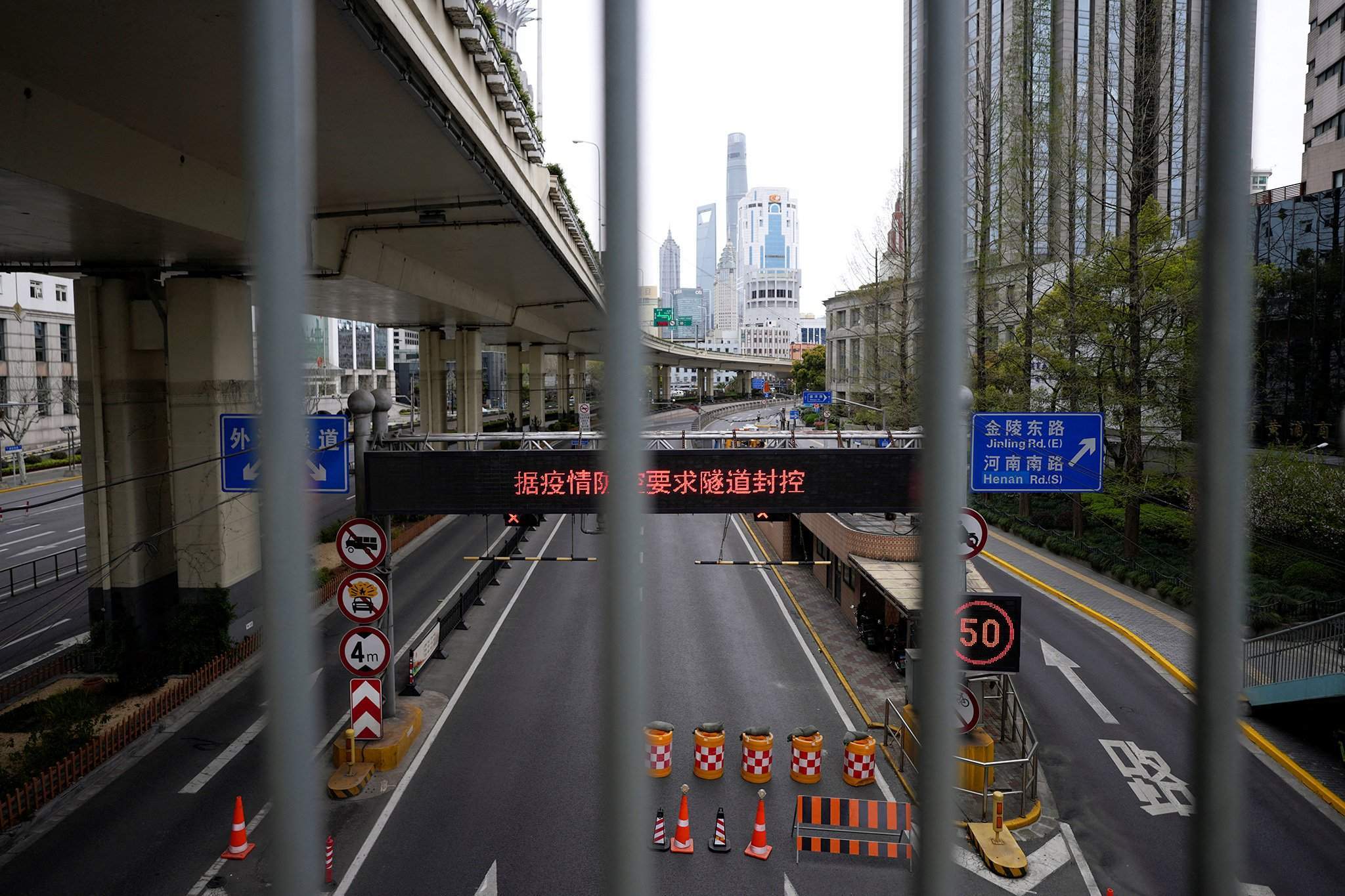 Những hình ảnh mới nhất ở Thượng Hải ‘thiết quân luật’ vì Covid-19