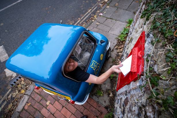 Người đàn ông sở hữu chiếc xế hộp nhỏ nhất nước Anh, tiết lộ chi phí đổ xăng gây sốc