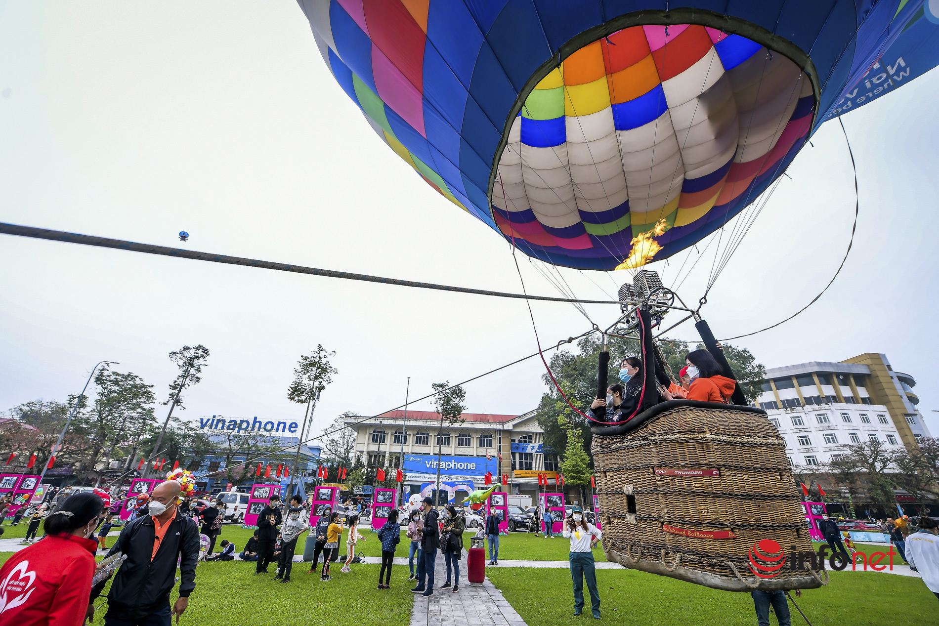Lễ hội khinh khí cầu Tuyên Quang hút khách, 'cháy' vé bay tại chỗ, lý giải việc 'hạ cánh ở ruộng ngô'