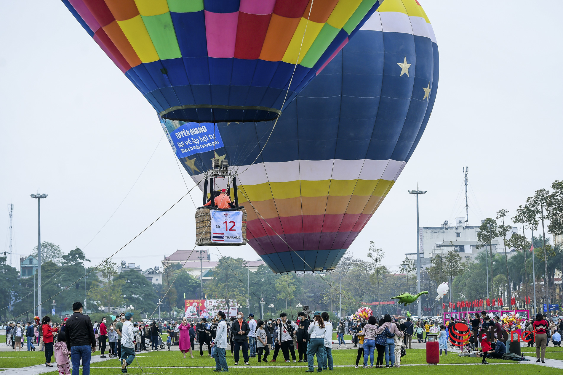 Hàng vạn khách tấp nập đổ về Tuyên Quang tham quan, trải nghiệm bay khinh khí cầu