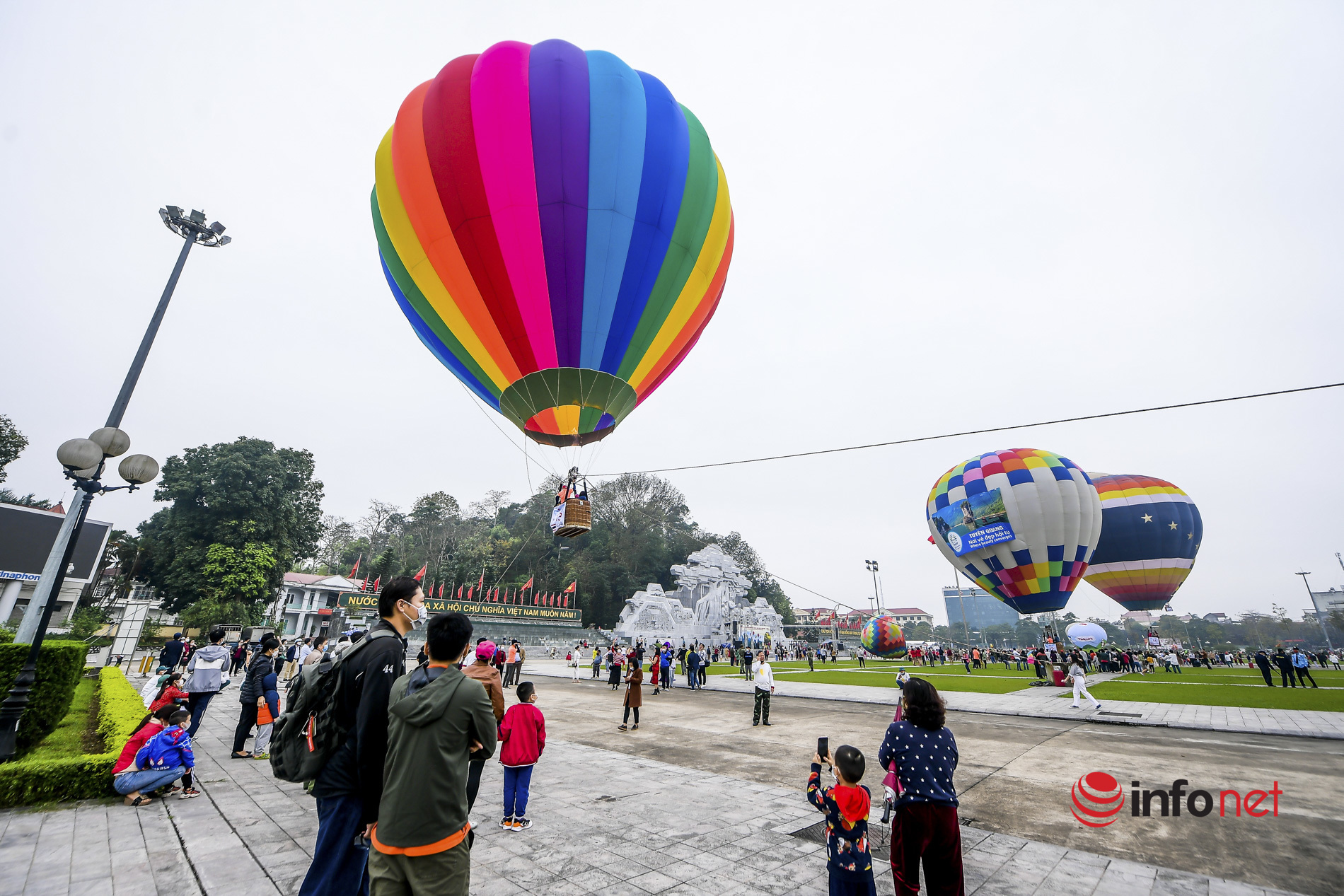 Hàng vạn khách tấp nập đổ về Tuyên Quang tham quan, trải nghiệm bay khinh khí cầu