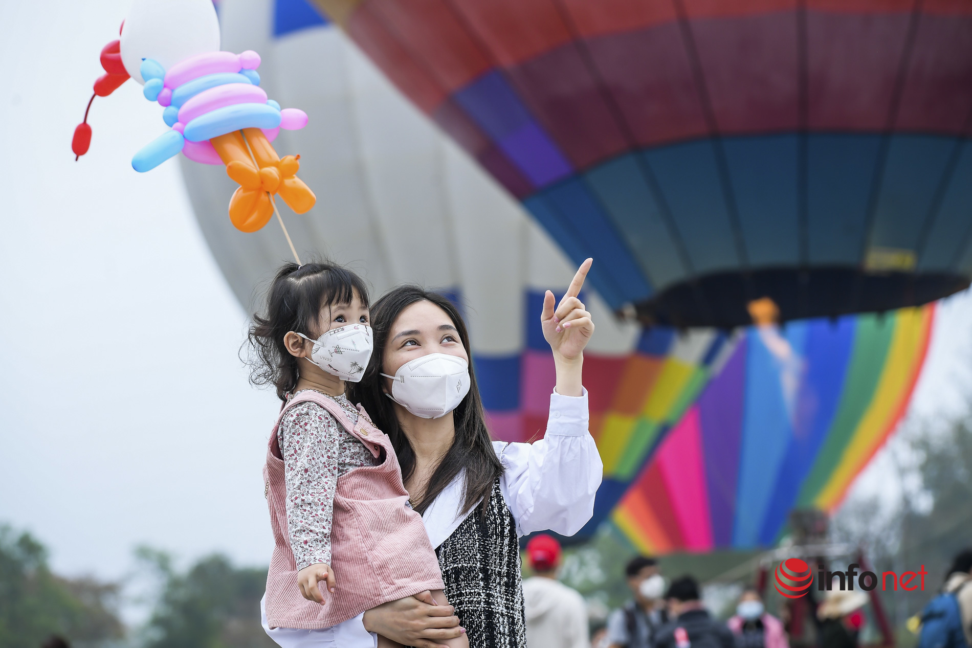 Lễ hội khinh khí cầu Tuyên Quang hút khách, 'cháy' vé bay tại chỗ, lý giải việc 'hạ cánh ở ruộng ngô'