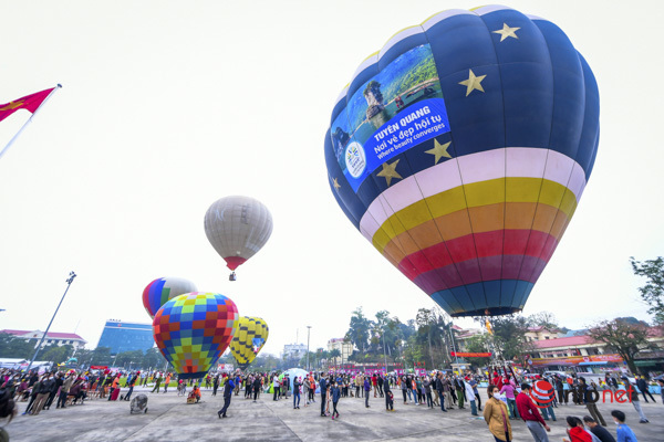 Hot air balloon festival in Tuyen Quang attracts thousands of visitors: No incident, landed safely, not in the middle of the road like netizens “rumoured”