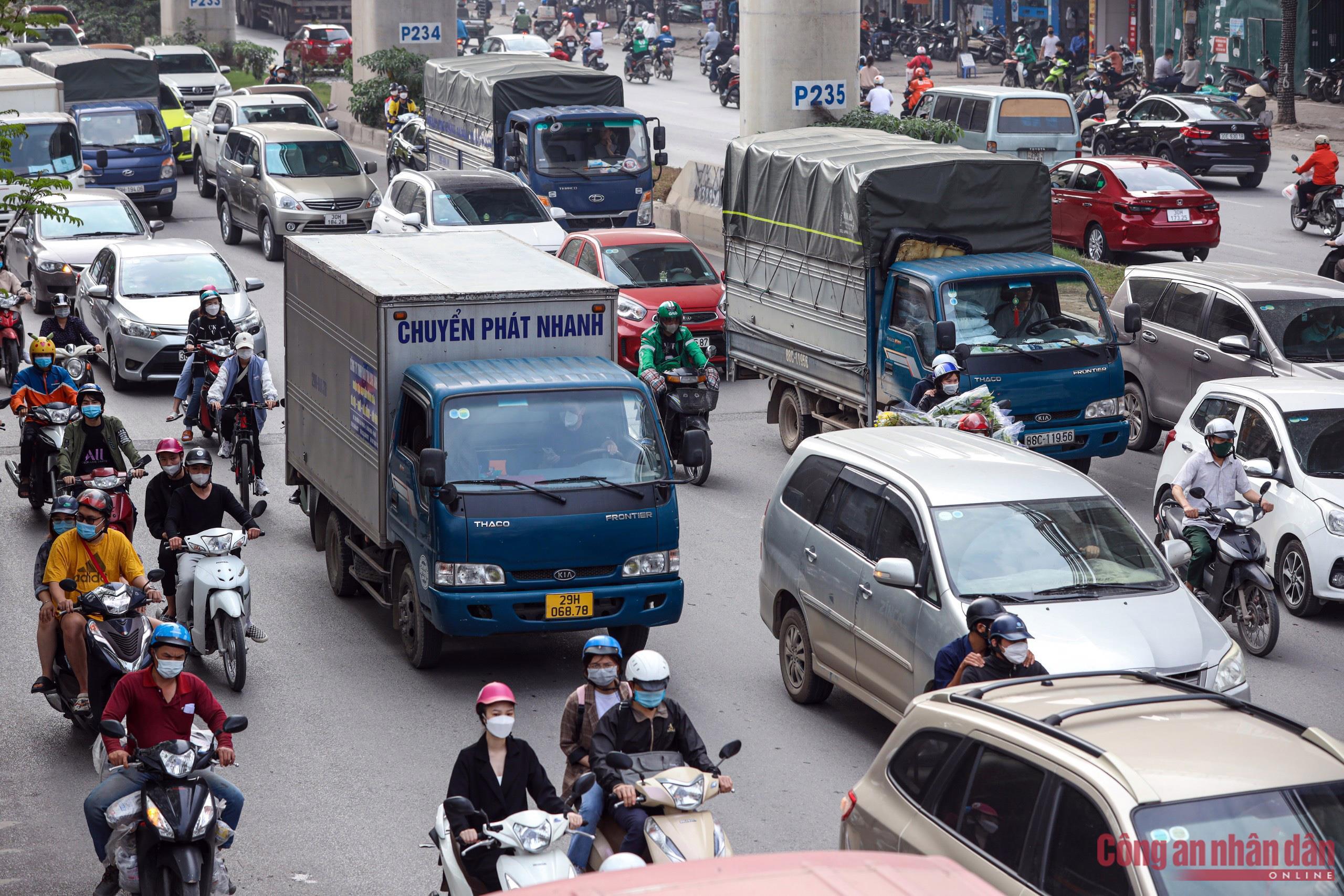 Secret costume recording 'hot' passenger car violation, causing traffic disorder