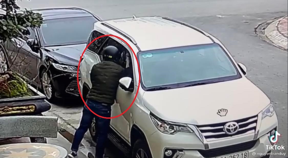 In the middle of the day, the thief broke the car window and stole things in '1 note' causing outrage