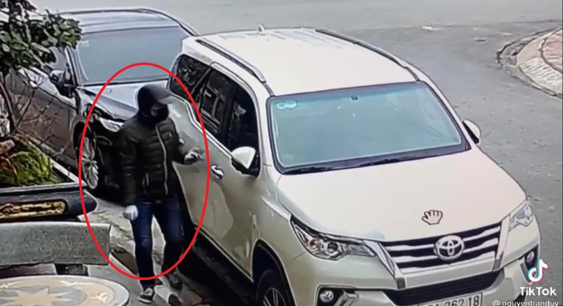 In the middle of the day, the thief broke the car window and stole things in '1 note' causing outrage