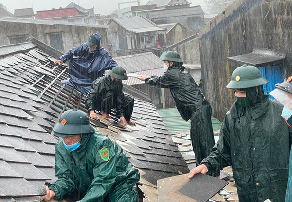 Hue: Tornadoes in Vinh Hien commune caused heavy damage, 27 houses lost their roofs, 4 people were injured
