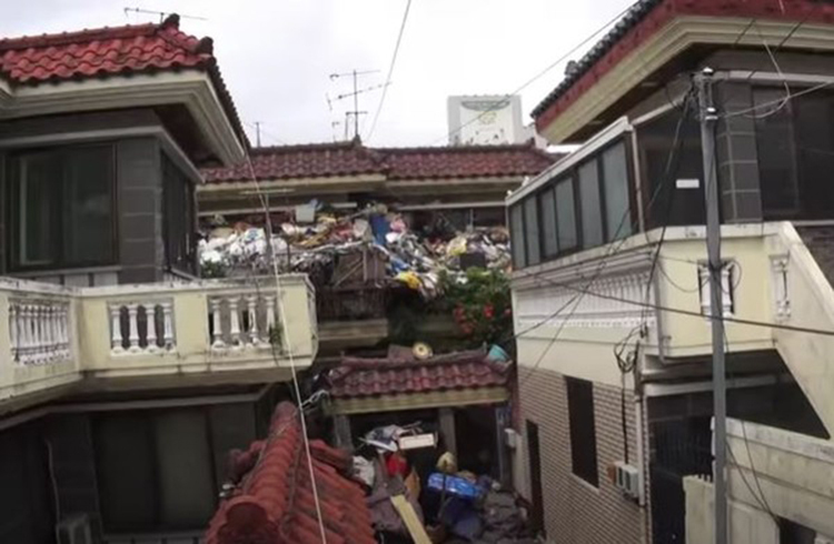 Sốc trước cảnh tượng 'núi rác' tràn ra ngoài ban công của căn chung cư