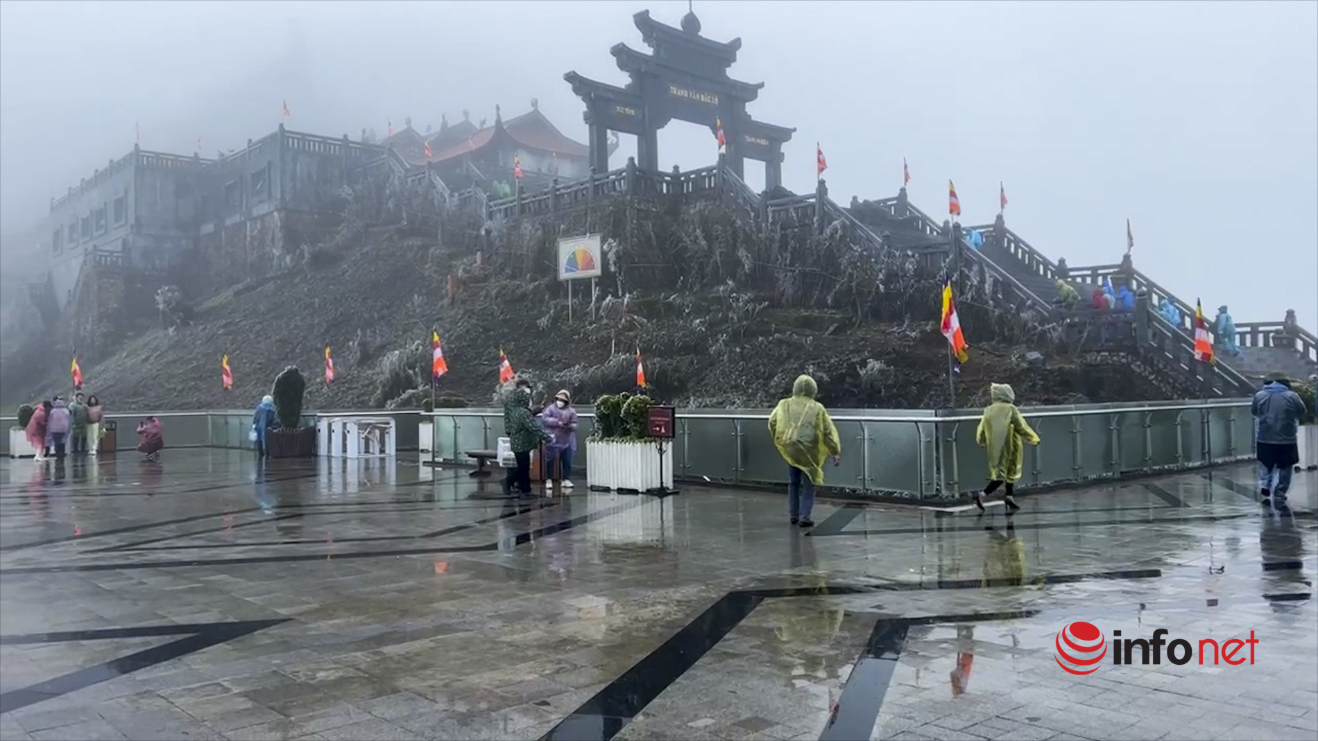 At the end of spring, ice still covers the top of Fansipan