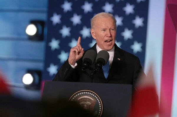 Ông Biden có ‘hành động lạ’ sau bài phát biểu