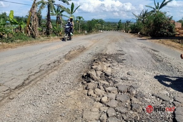 Đắk Lắk: Xe tải chở cát đắp ngọn cao ngất ngưởng ngang nhiên qua chốt CSGT