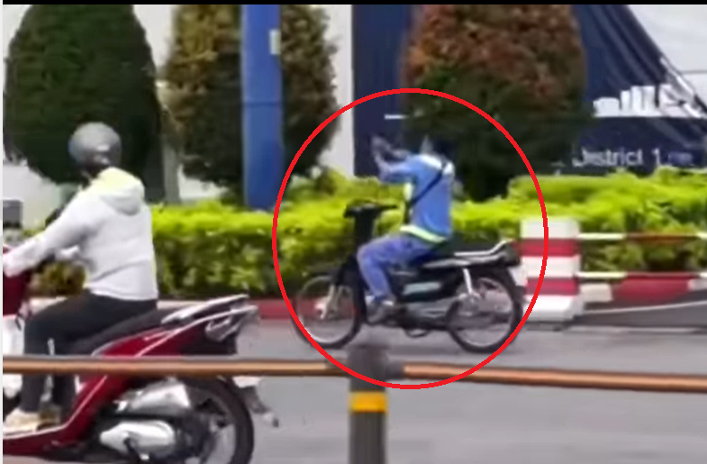 Twisting 'muscle stretch', letting go of 'fan dance' when riding a motorbike on a crowded street, the young man was 'stoned' by netizens