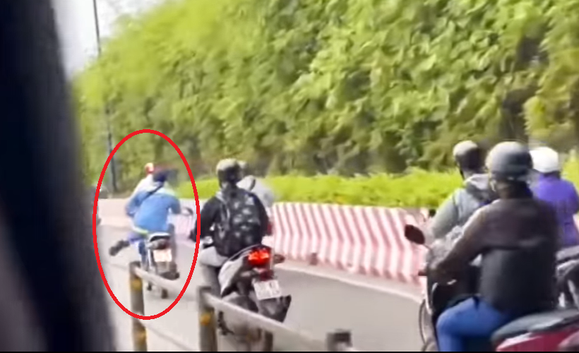 Twisting 'muscle stretch', letting go of 'fan dance' when riding a motorbike on a crowded street, the young man was 'stoned' by netizens