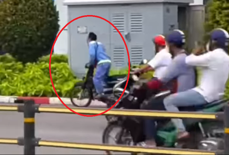 Twisting 'muscle stretch', letting go of 'fan dance' when riding a motorbike on a crowded street, the young man was 'stoned' by netizens