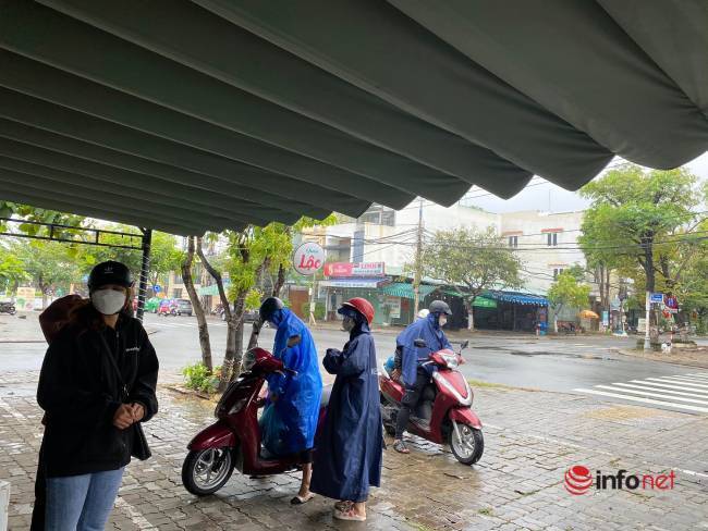 Người dân đội mưa đi “giải cứu” dưa hấu Quảng Nam bị mưa ngập, nhiều điểm tặng dưa miễn phí, hàng chục tấn hết veo