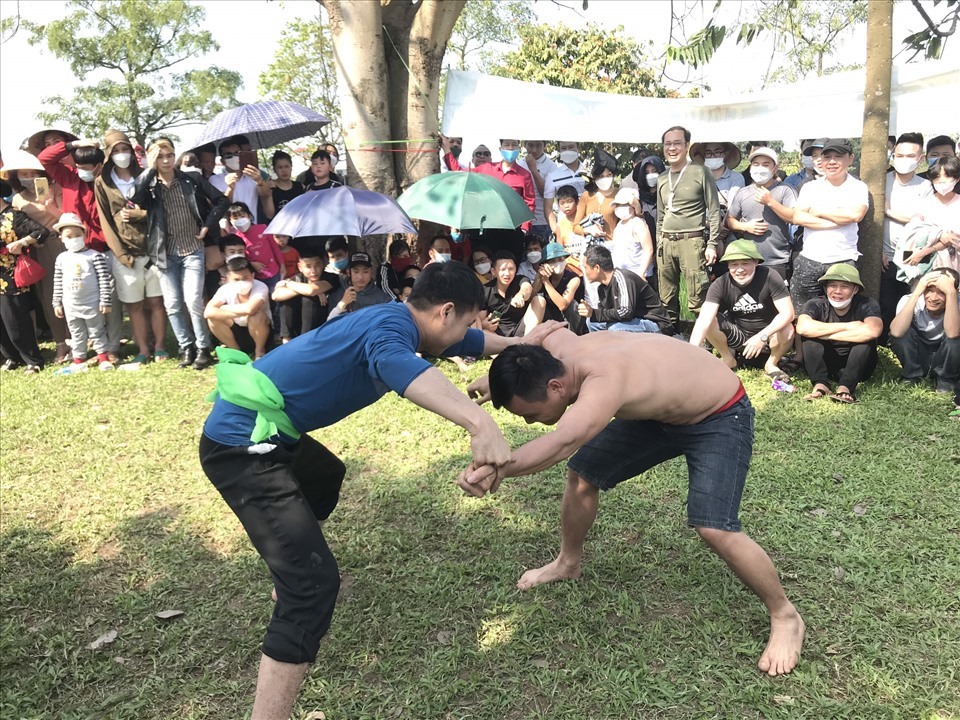 Hàng trăm người đội nắng xem hội đấu vật giữa cánh đồng ở làng cổ Đường Lâm