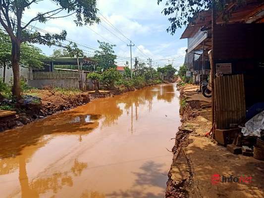 Dig a road nearly 1m deep and then leave it alone, turning the road into a river in front of people's houses