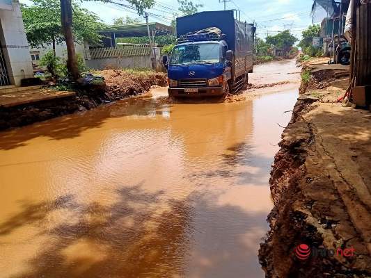 Dig a road nearly 1m deep and then leave it alone, turning the road into a river in front of people's houses