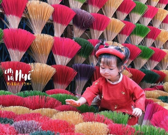 A set of photos of a 2-year-old girl turning into a ‘muse’ to take tourists to explore Hue