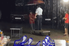 Clip nữ nhân viên lội nước mưa kéo xe đẩy cho khách khỏi ướt giày gây tranh cãi