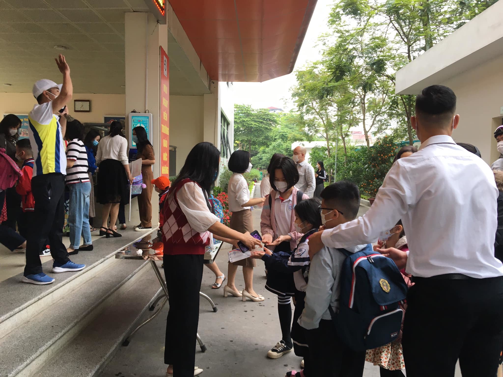 Students of all levels in Hanoi have gone to school, some families still let their children study online