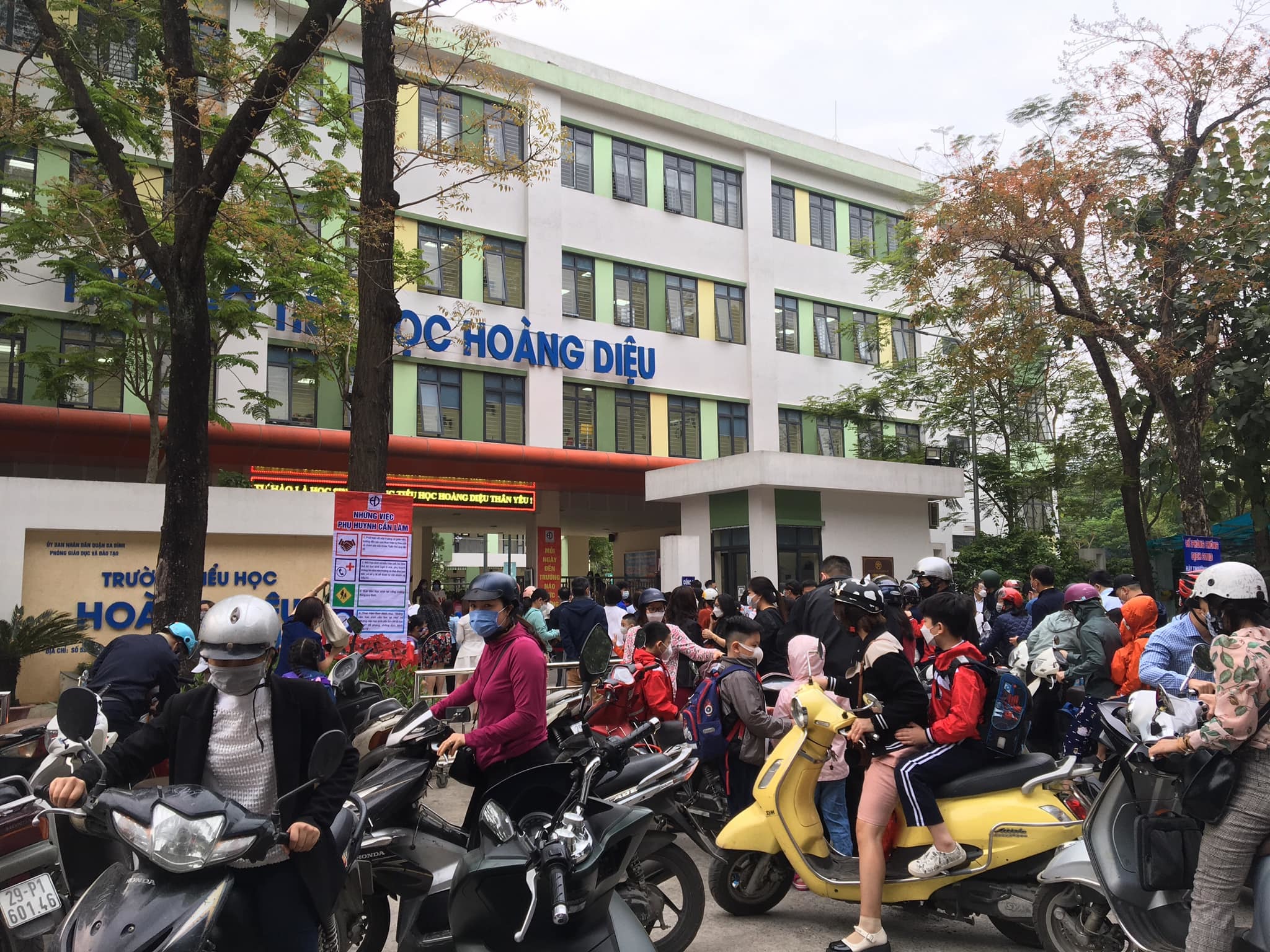 Students in grades 1-6 in Hanoi are as eager to go to school as the opening day, many of them wake up at 5am