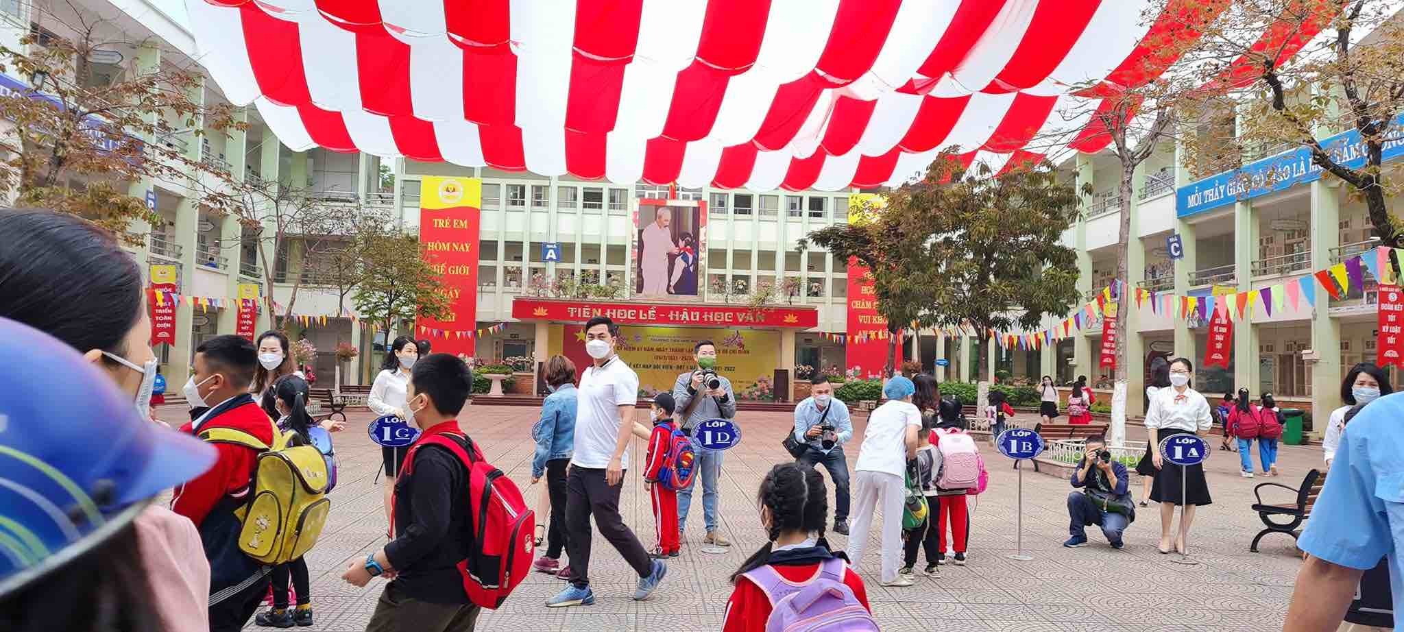 Students in grades 1-6 in Hanoi are as eager to go to school as the opening day, many of them wake up at 5am