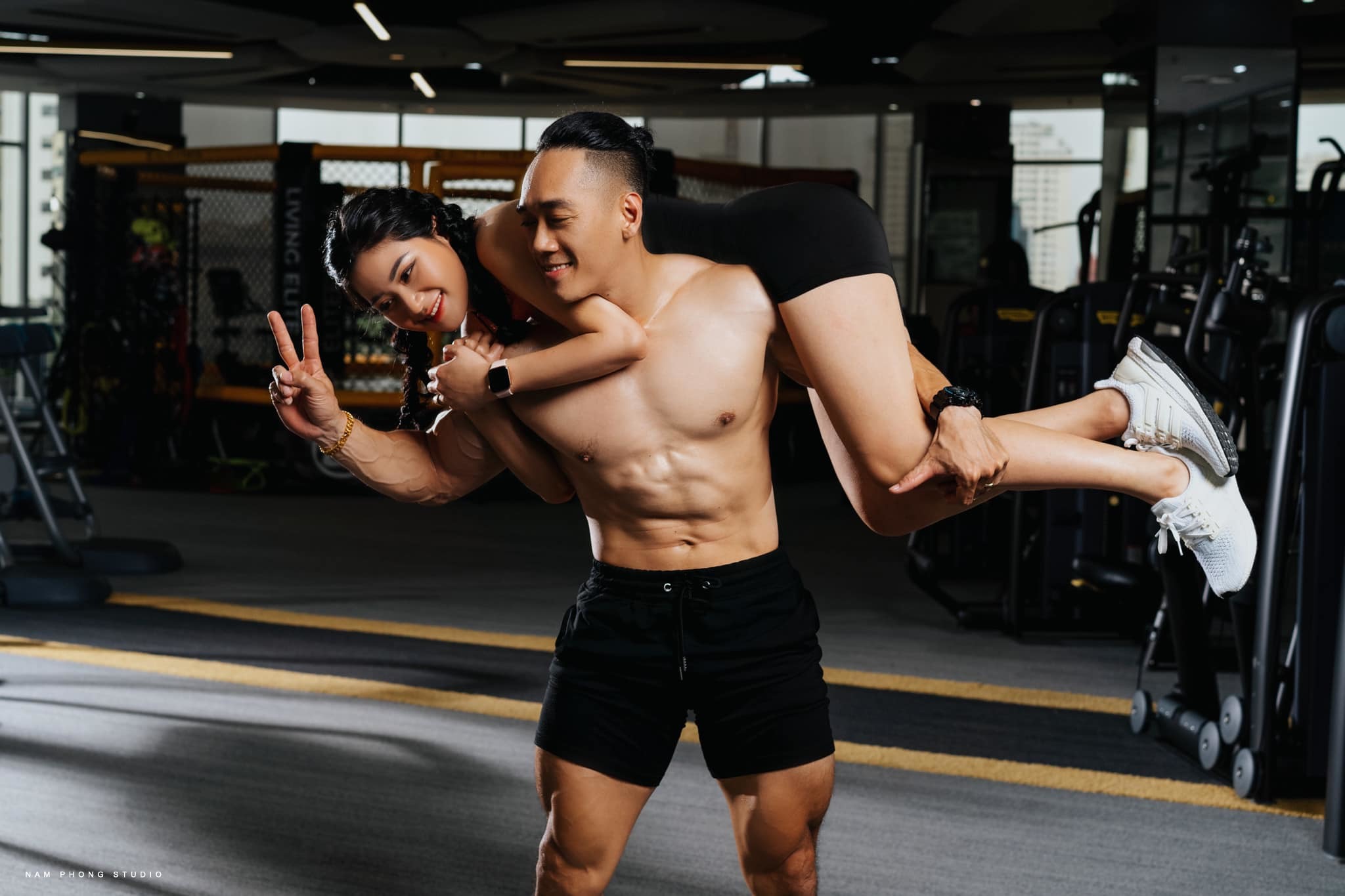 Nghe An couple is so charming from the gym, showing off their 8-year achievements, making people admire